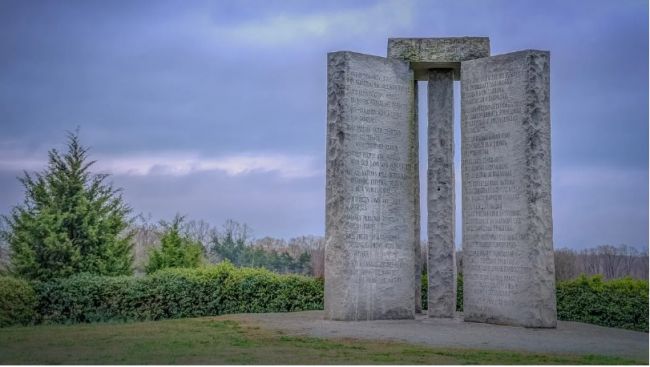 В США неизвестные взорвали «сатанинский ориентир» — монумент «Скрижали Джорджии»