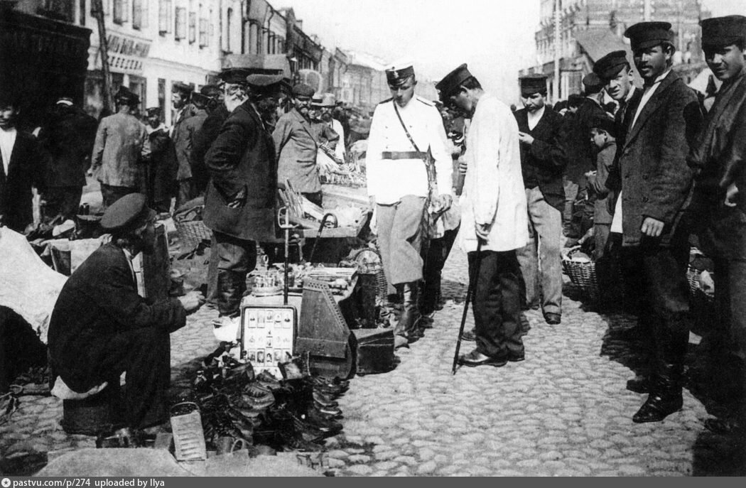 Полицейские в одном из торговых рядов Сухаревского рынка, 1900-е