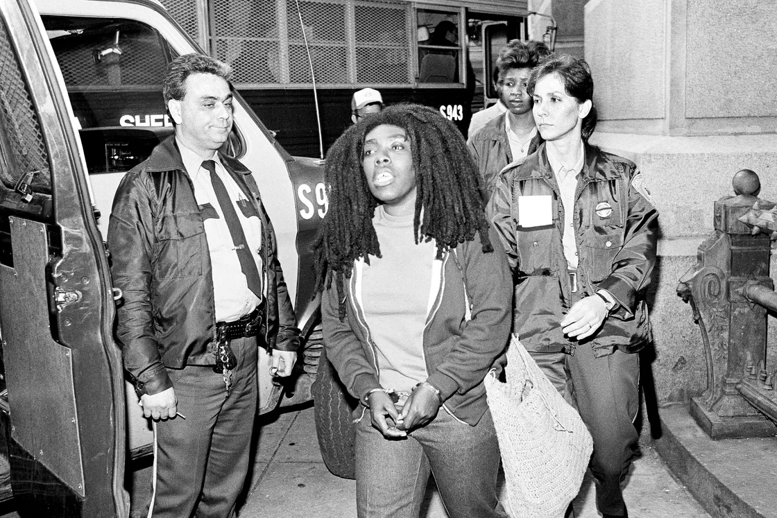 Участница MOVE Рамона Африка после осуждения 14 апреля 1986 года за роль в роковой стычке с полицией 13 мая 1985 года. Питер Морган / AP
