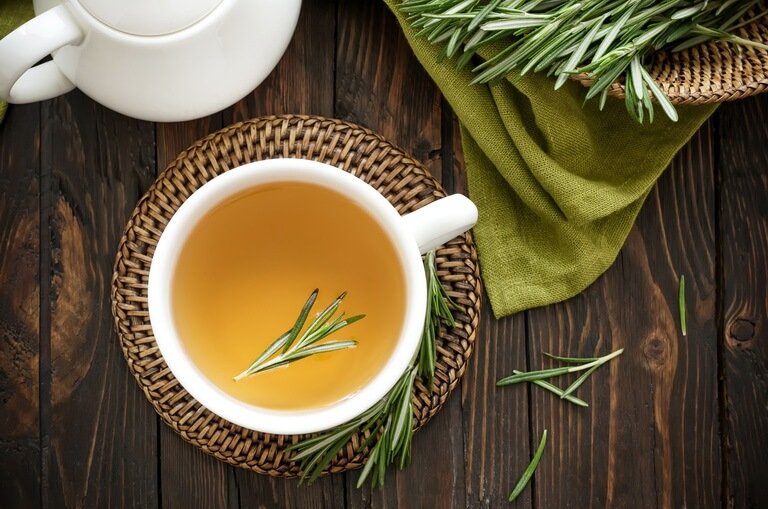 Чай с розмарином: польза и вред для здоровья