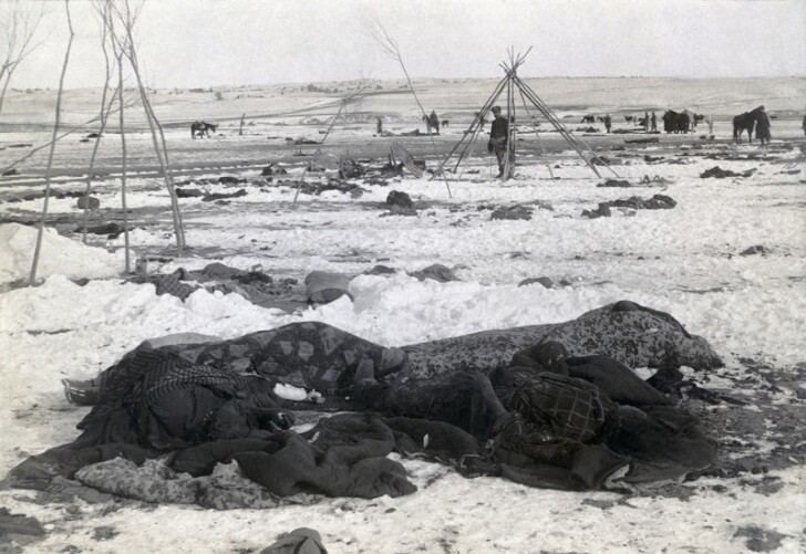 Тела индейцев, убитых в результате побоища 1890 года