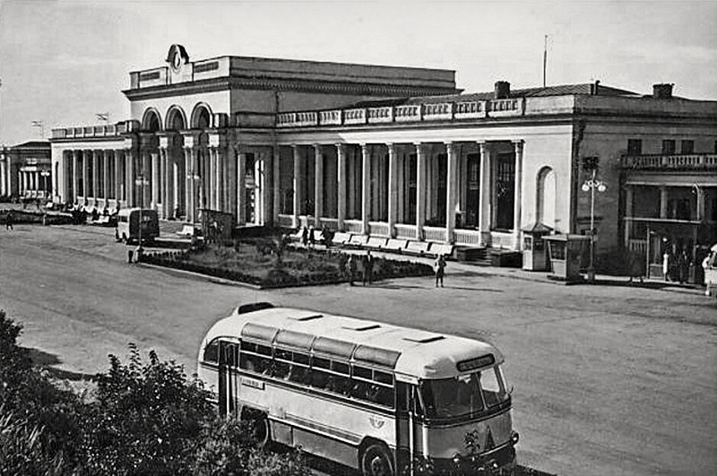 Заброшенный из-за войны ЖД вокзал знаменитого курортного города "Гагра"