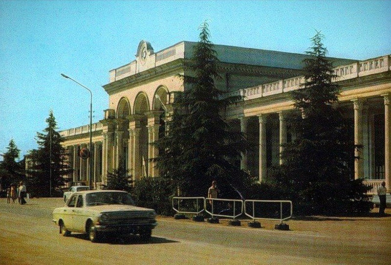 Заброшенный из-за войны ЖД вокзал знаменитого курортного города "Гагра"