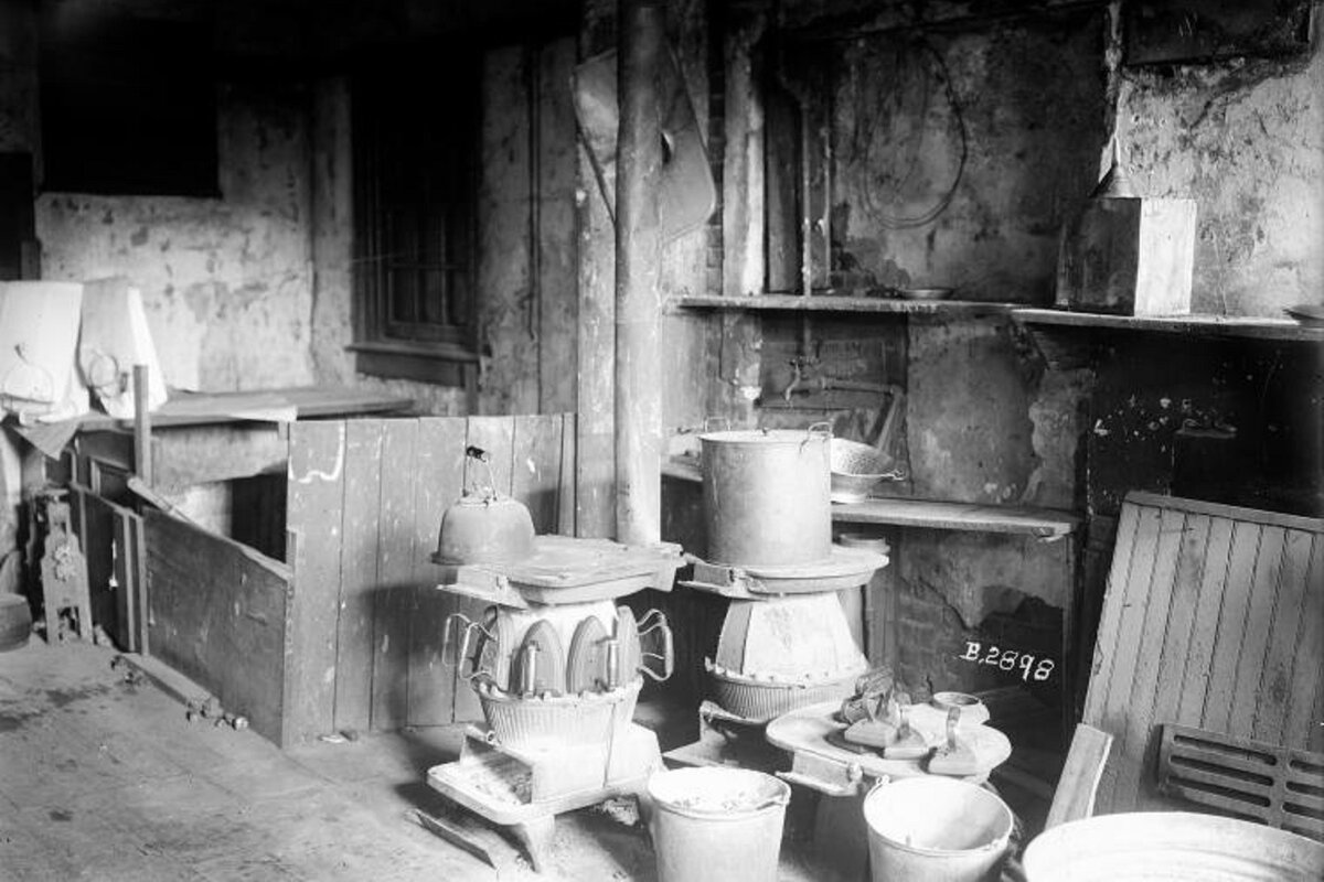 «Коммуналки» Нью-Йорка конца 1890-х очень похожи на наши: в этой, например, на кухонной плите — штук десять утюгов, принадлежащих разным хозяйкам.