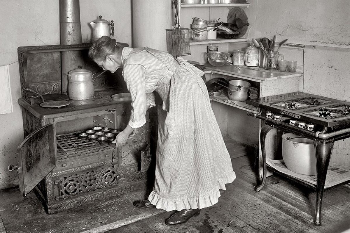В тех же многоквартирных домах Нью-Йорка были и квартиры для людей с более высоким достатком: у них были отдельные кухни. Например, у этой дамы (1890-е годы, не будем забывать!) на кухне есть не только газовая плита, но и духовка! 