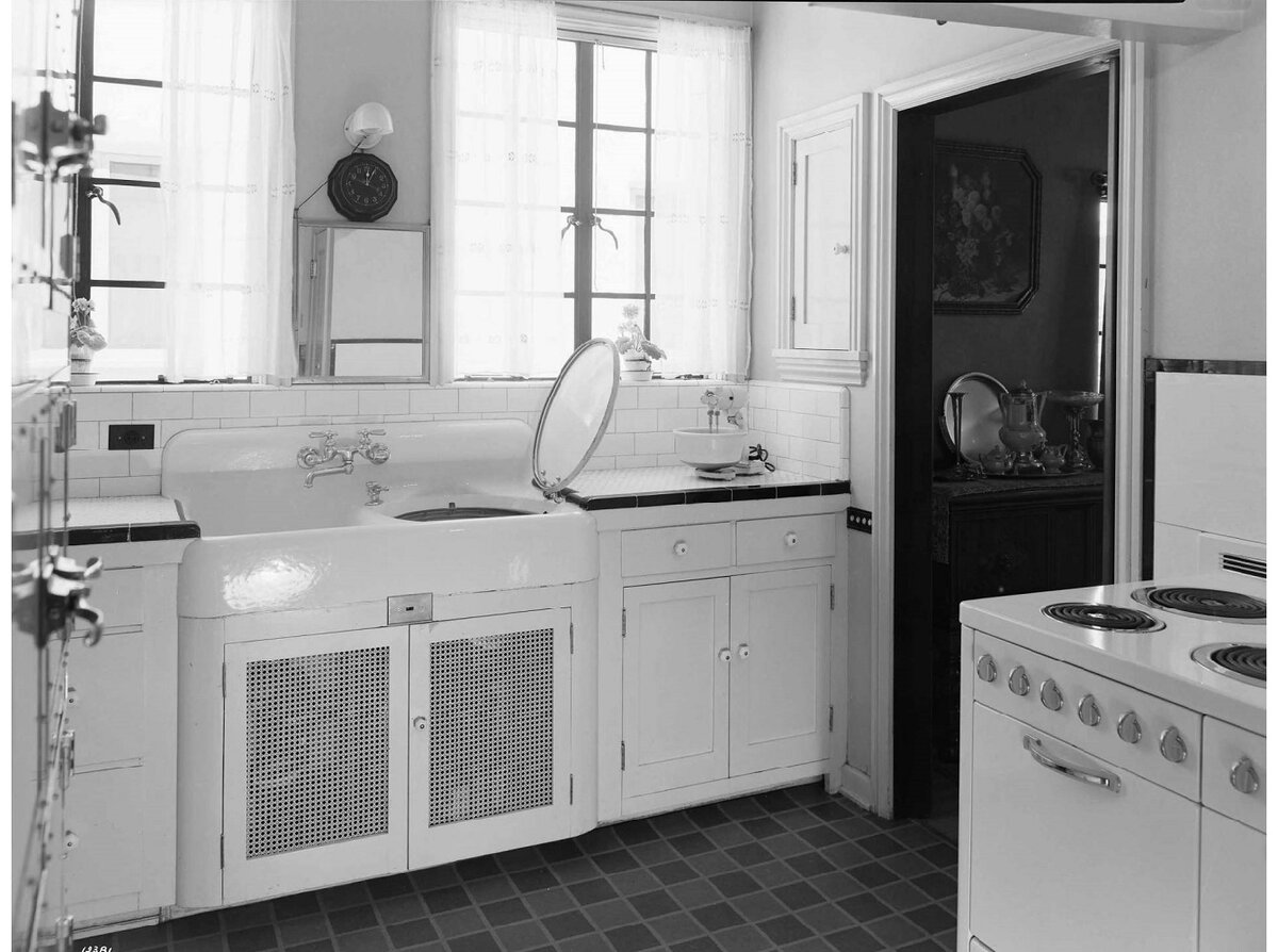 В этой кухне есть даже посудомоечная машина (с открытой крышкой, рядом с раковиной)! Кто поверит, что это 1937 год?