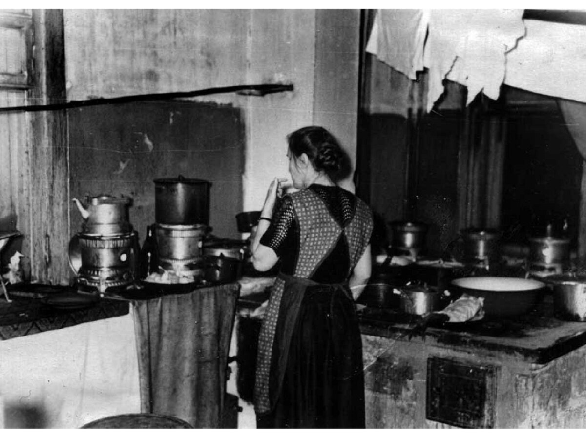 Впрочем, печи вовсе не перевелись. Это фото коммунальной кухни подмосковного Красногорска — 1955 год. Горячей воды в доме нет, только холодная. Ее греют на печке.