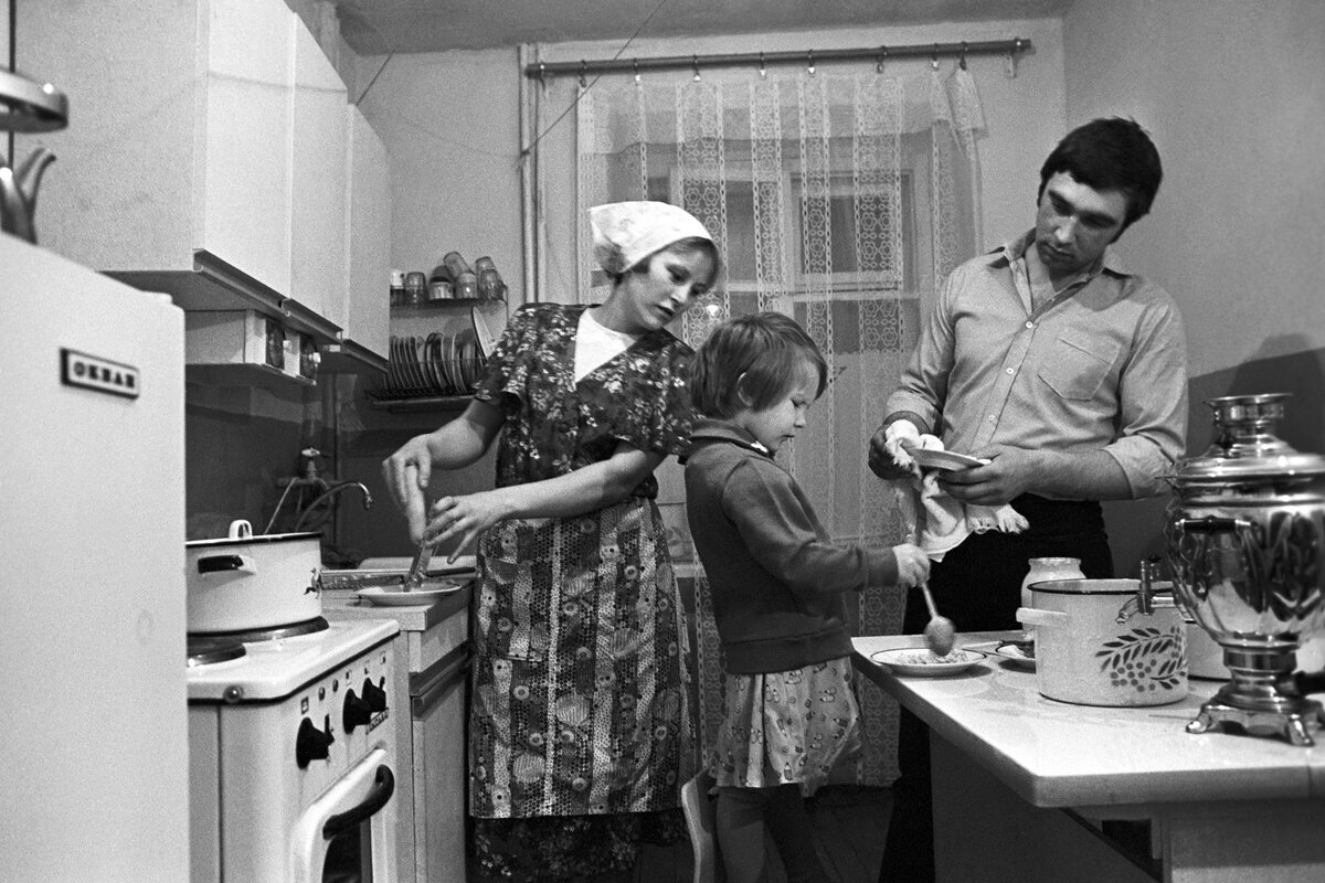 Советские кухни были такими тесными, что людям приходилось придумывать самые разные способы, чтобы повысить функциональность кухонной мебели, тем самым сэкономив место. Например, в большом ходу были антресольные шкафы, столы-книжки, навесные полочки.