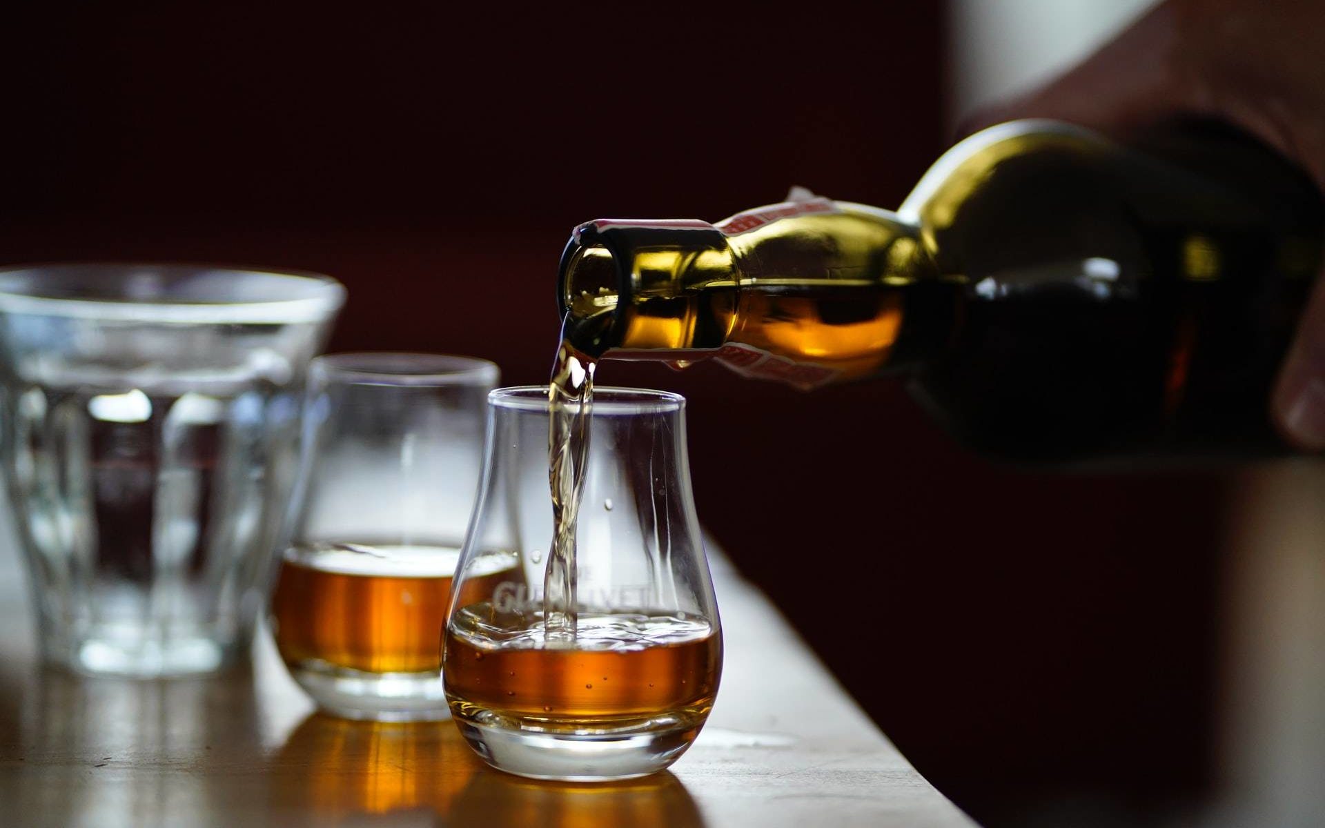 В чем разница между виски, скотчем, бурбоном