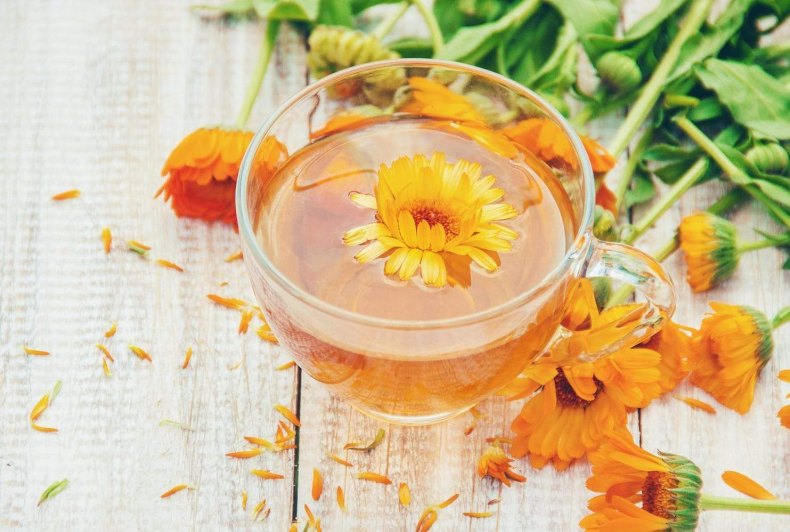 10 рецептов чая с календулой и другими травами, полезных для здоровья