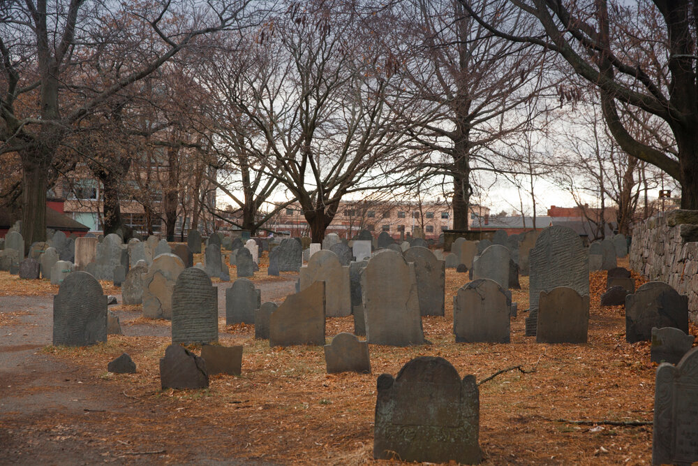    Старое кладбище Салема в наши дни. Здесь похоронены некоторые судьи и другие активные участники Салемского процесса. Повешенные были похоронены на неосвященной земле, фото: Shutterstock/Fotodom.ru